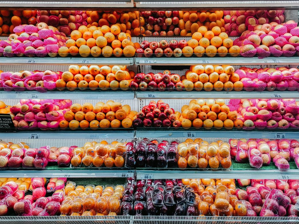 Lineal de supermercado con frutas y verduras 